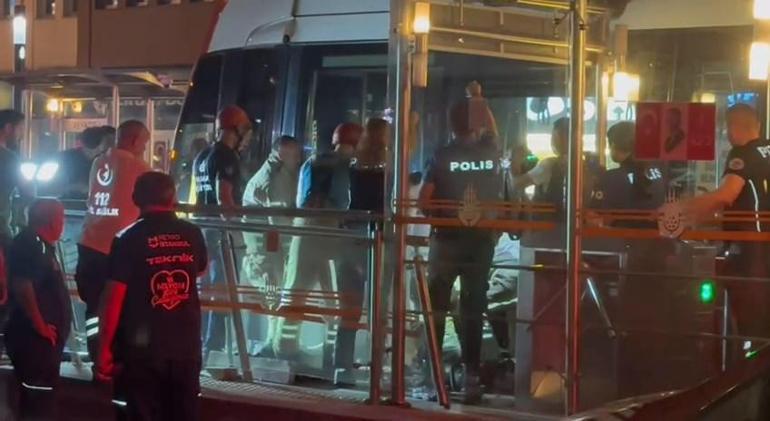 Fatihte dengesini kaybederek raylara düşen bir kişi tramvayın altında kalarak hayatını kaybetti