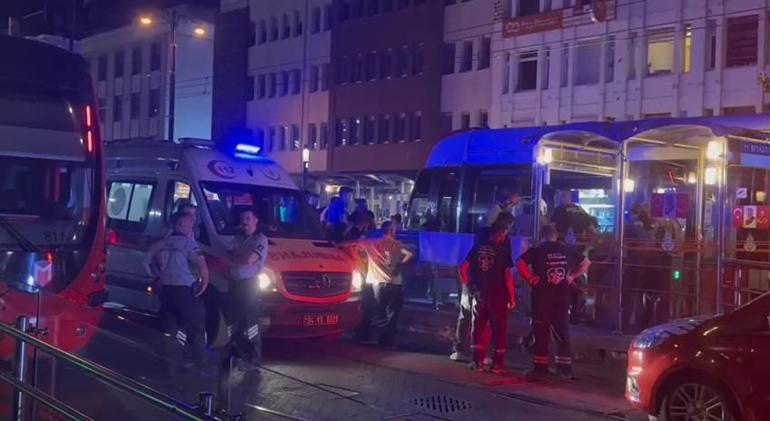 Fatihte dengesini kaybederek raylara düşen bir kişi tramvayın altında kalarak hayatını kaybetti