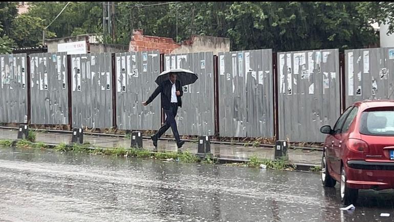 Kartalda sağanak etkili oldu; hazırlıksız yakalanan vatandaşlar zor anlar yaşadı