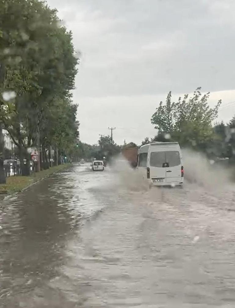 Bursa’da sağanak, yolları göle çevirdi