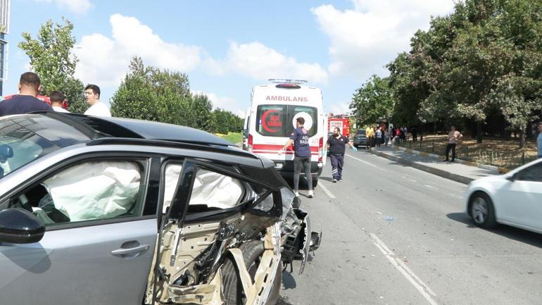 Bağcılar’da minibüs otomobil ile çarpıştı: 1’i ağır 6 yaralı