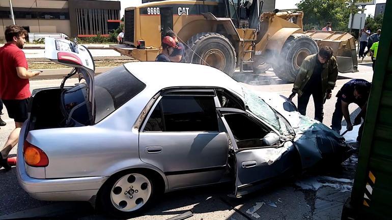 TIR, otomobilin üzerine devrildi: 1i çocuk 2 yaralı