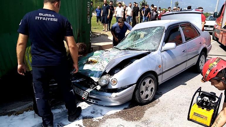 TIR, otomobilin üzerine devrildi: 1i çocuk 2 yaralı