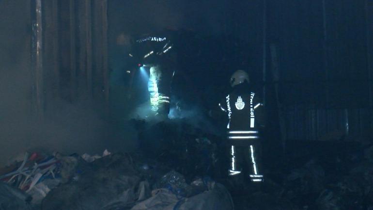 Ümraniyede, atık kağıt geri dönüşüm deposunda yangın