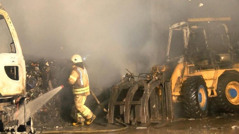 Ümraniyede, atık kağıt geri dönüşüm deposunda yangın