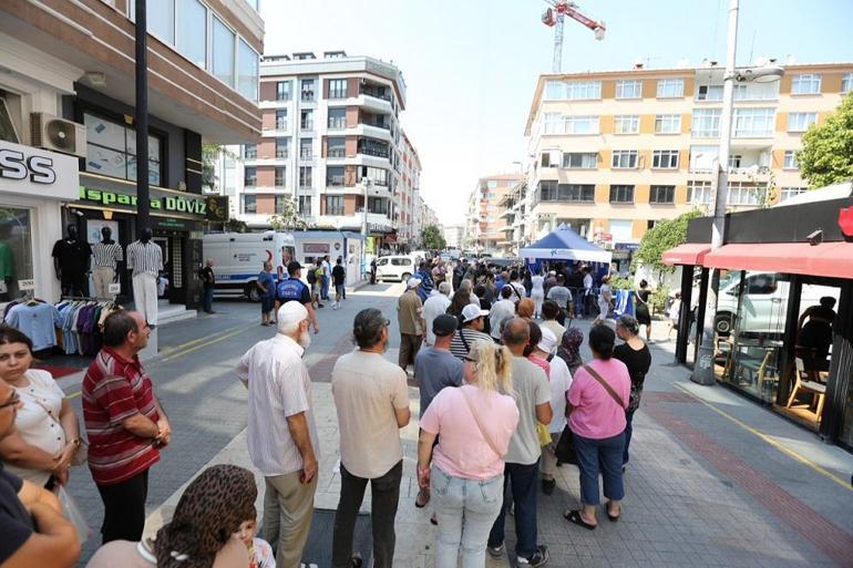 Küçükçekmece’de vatandaşlara aşure ikram edildi