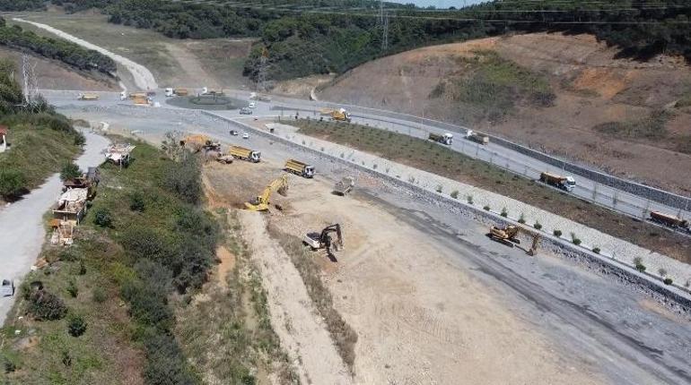 Sultangazide döküm sahasında toprak kaydı: 3 kamyon devrildi