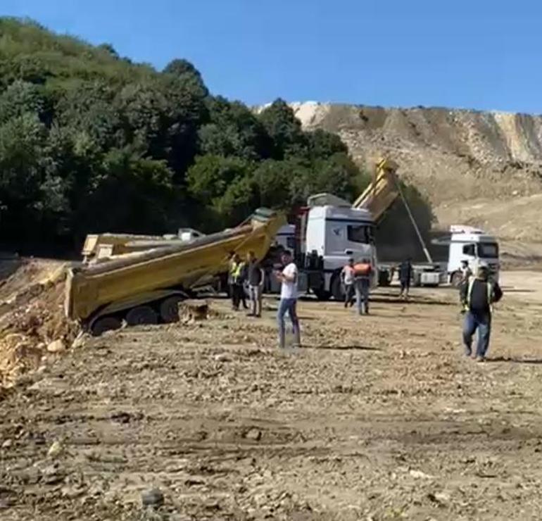 Sultangazide döküm sahasında toprak kaydı: 3 kamyon devrildi