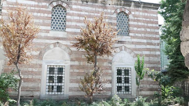 Fatihteki 439 yıllık tarihi camiye plastik pencere