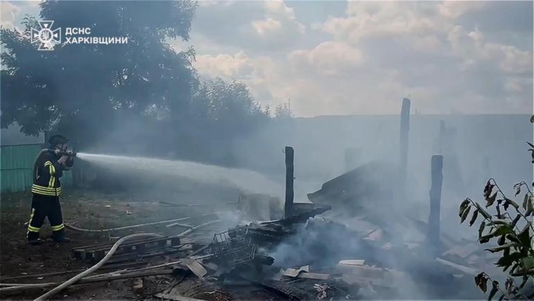 Ukrayna’da kurtarma görevlisi, evinin enkazından eşini çıkardı