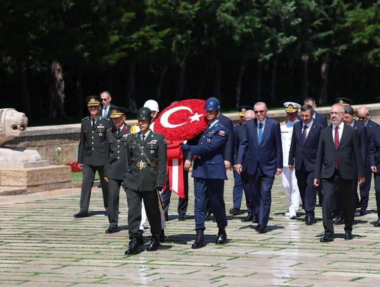 Cumhurbaşkanı Erdoğan, YAŞ üyeleri ile Anıtkabiri ziyaret etti