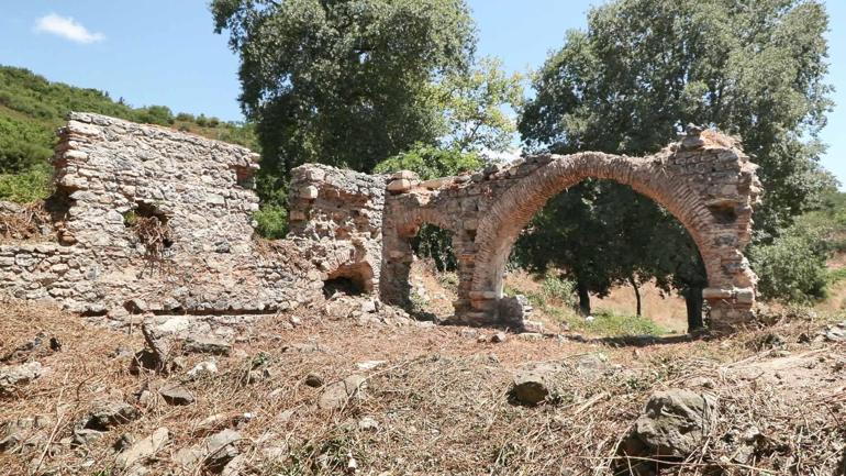 Tarihi Cebeci köyünde defineci talanı