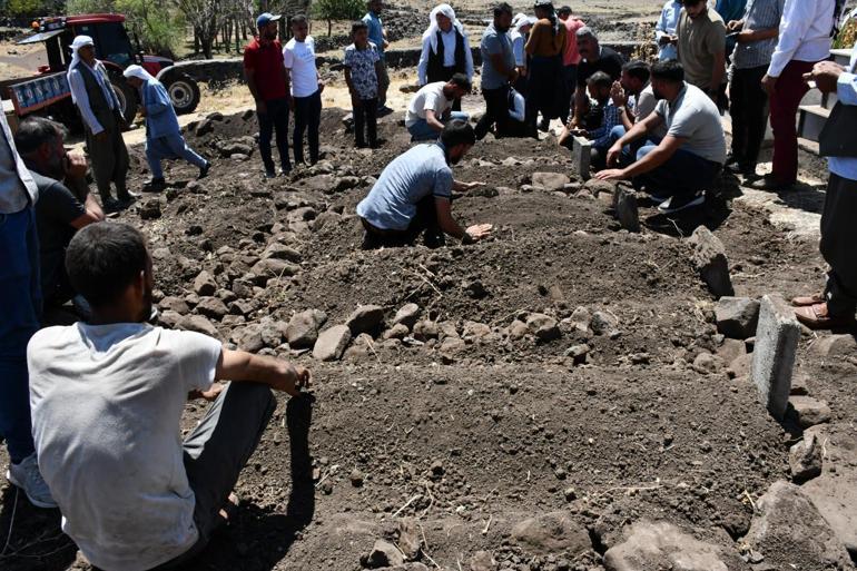 Kazada ölen 5 çocuk yan yana defnedildi, kaçan ehliyetsiz sürücü teslim oldu