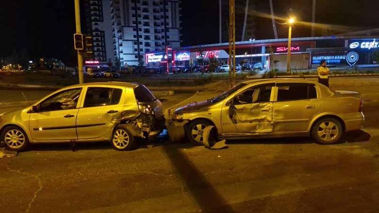 Diyarbakırda 3 otomobil çarpıştı: 7 yaralı
