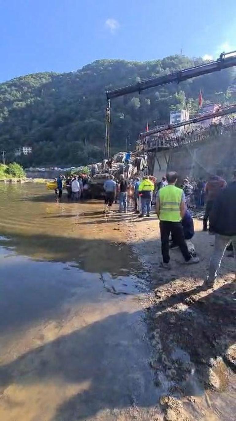 Hafriyat yüklü kamyon dereye düştü