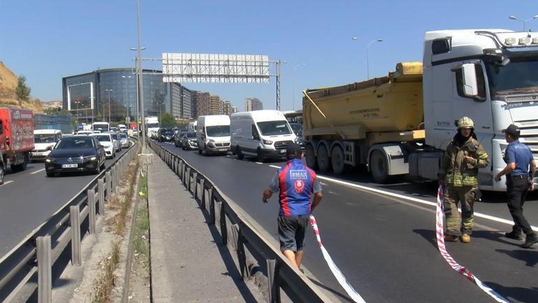 Bakırköy D-100 Karayolunda iki otomobil çarpıştı, trafik durma noktasına geldi