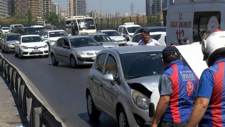 Bakırköy D-100 Karayolunda iki otomobil çarpıştı, trafik durma noktasına geldi