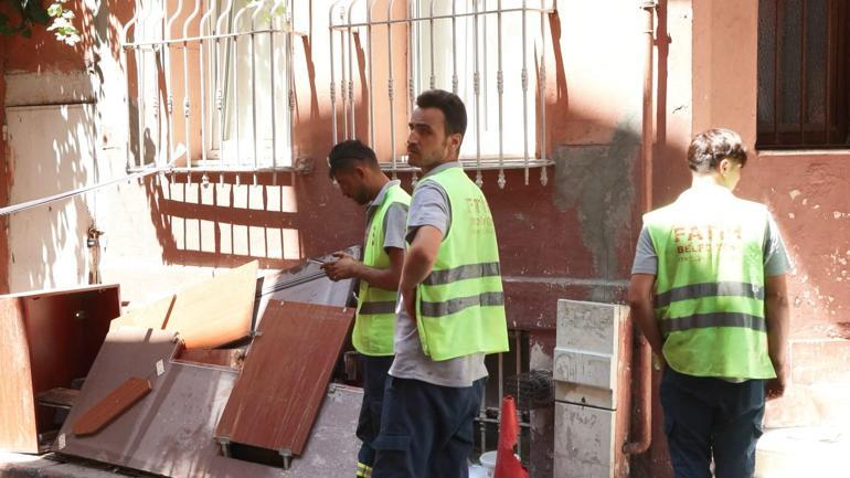 Balat’ta 2 katlı ahşap binada balkon çöktü