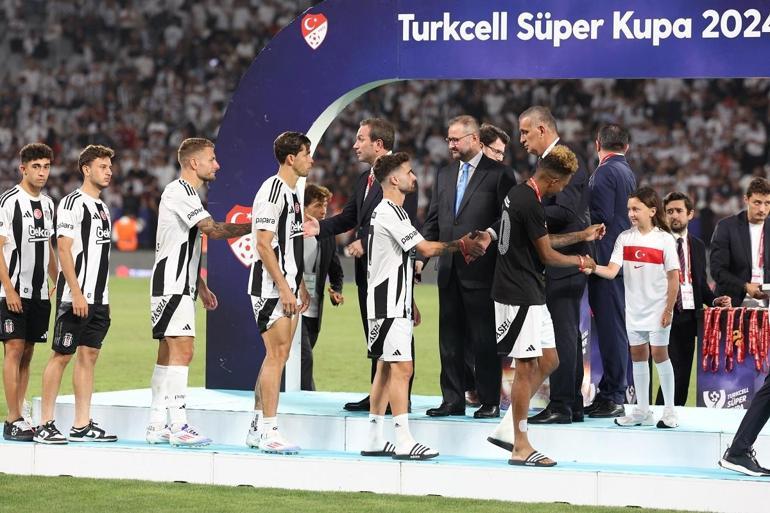 Süper Kupayı Beşiktaş müzesine götürdü