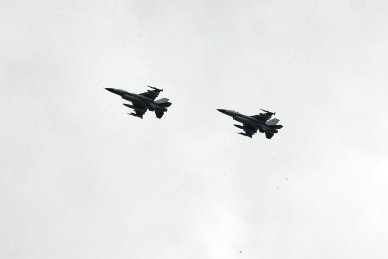 Ukrayna’da F-16’lar için seremoni düzenlendi: Uçaklar gösteri uçuşu yaptı