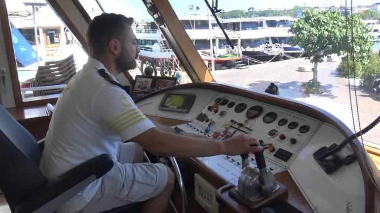 Okyanuslarda yaşayan deri sırtlı deniz kaplumbağası İstanbul Boğazında