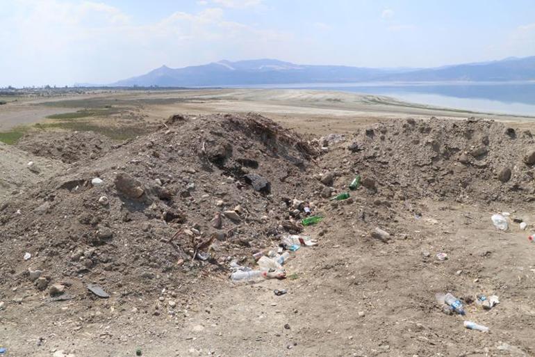 Burdur Gölü kenarına hafriyat dökümüne inceleme