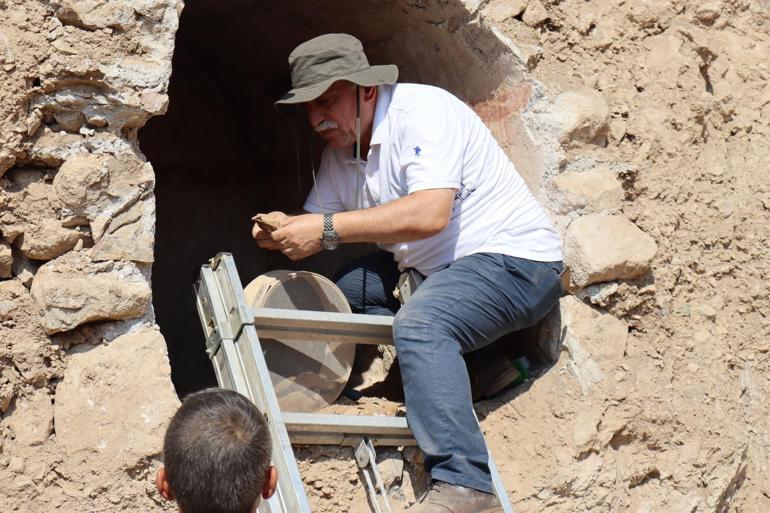 Temel kazısında ortaya çıkan Roma dönemine ait mezarlarda kemik parçaları bulundu