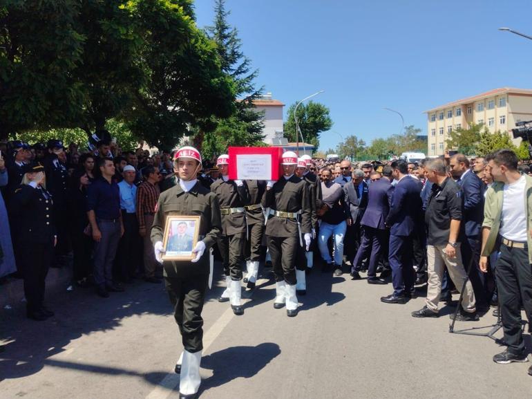 Şehit Astsubay Çavuş, son yolculuğuna uğurlandı; annesi törene sedye ile getirildi