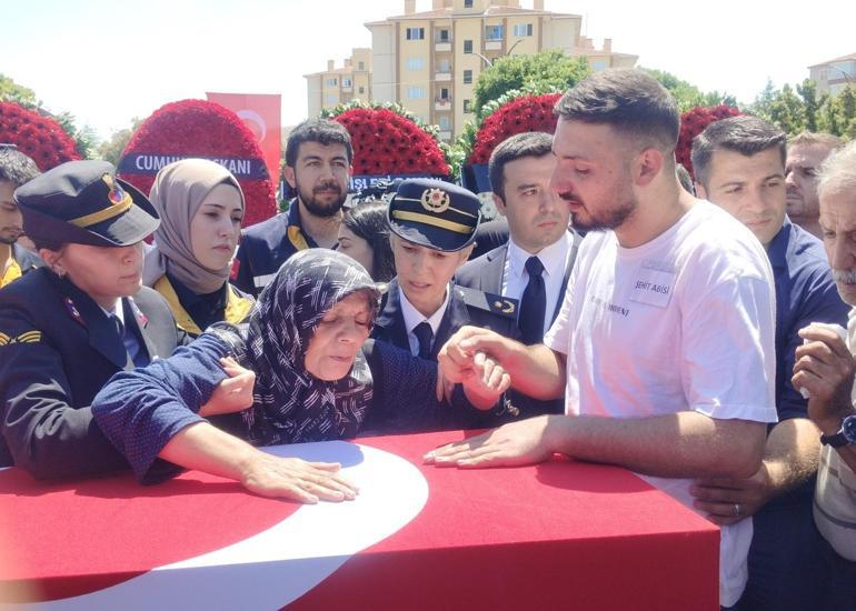 Şehit Astsubay Çavuş, son yolculuğuna uğurlandı; annesi törene sedye ile getirildi