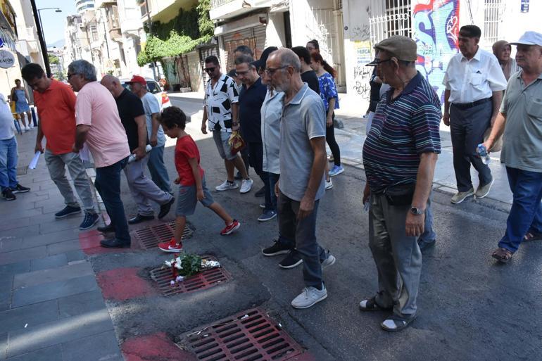 İzmirde akıma kapılıp, 2 kişinin öldüğü yola çiçek bırakıldı