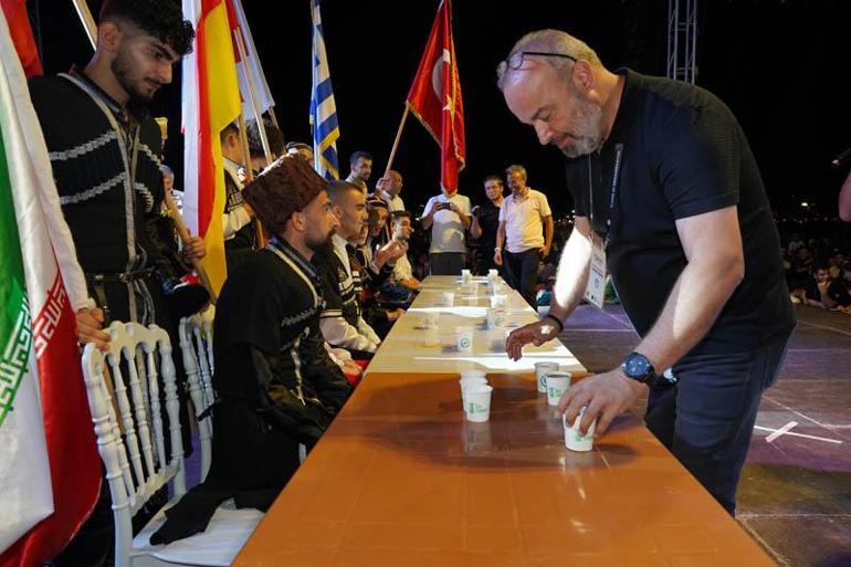 En hızlı sıcak çay içme yarışmasını kazandı, Yusuf Dikeç pozu verdi