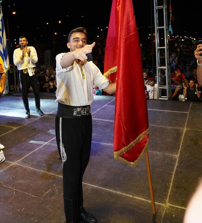 En hızlı sıcak çay içme yarışmasını kazandı, Yusuf Dikeç pozu verdi