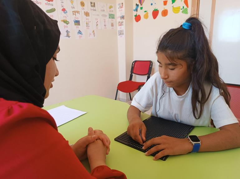 Görme engelli Sibel, 4 ayda Braille alfabesiyle okuma yazmayı öğrendi