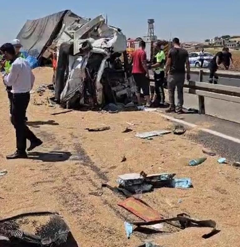 Mardinde buğday ve elma yüklü TIRlar çarpıştı: 1i ağır, 2 sürücü yaralı