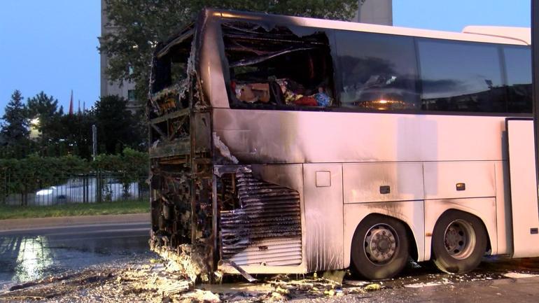 Beşiktaşta, arıza yapan yolcu otobüsünde yangın çıktı