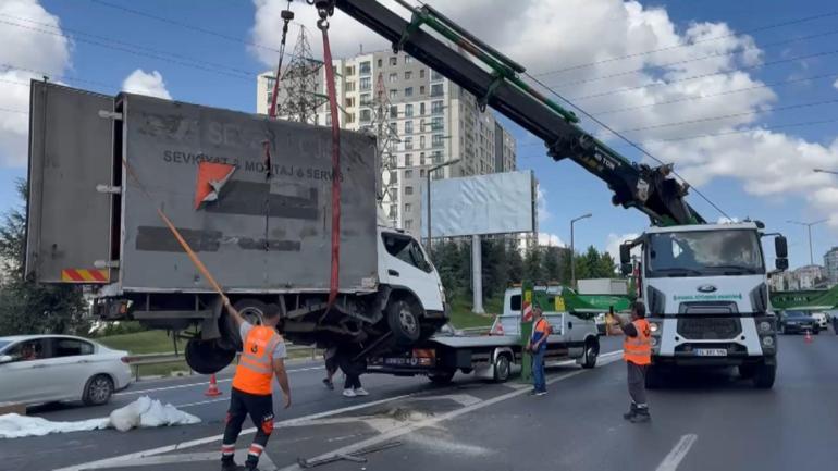 TEM Otoyolunda kamyonet devrildi; trafik durma noktasına geldi