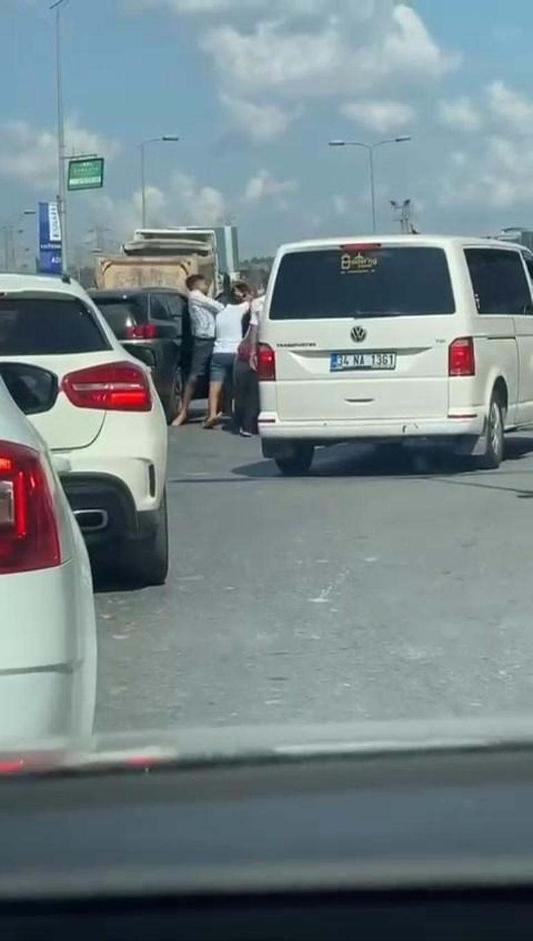 Başakşehirde yol tartışması kamerada