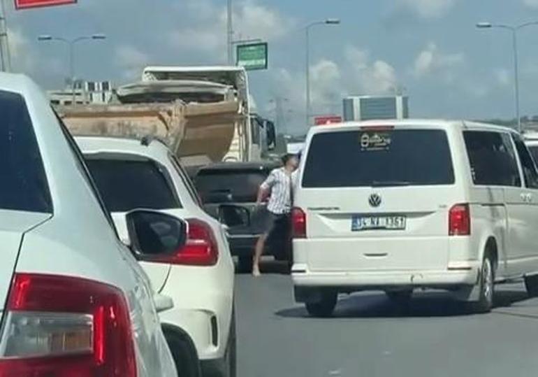 Başakşehirde yol tartışması kamerada