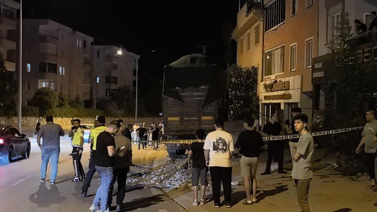 Bursada freni boşalan TIR, 3 araca çarptı