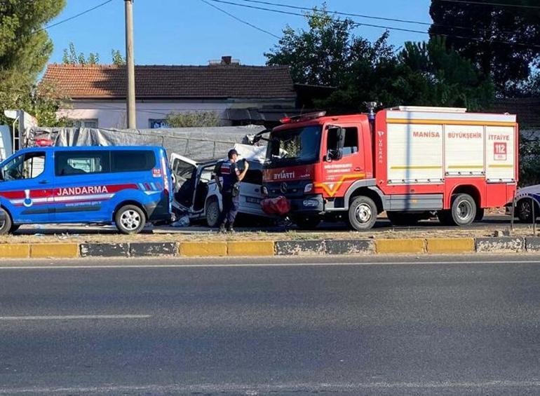 Manisada hafif ticari araç, kamyona çarptı: 4 ölü, 3 ağır yaralı