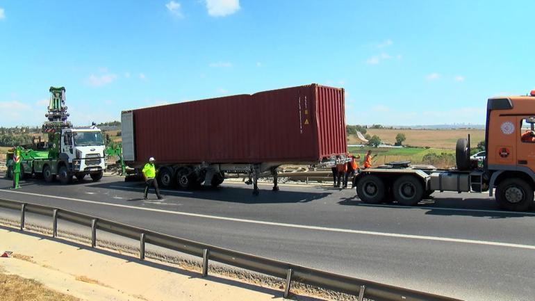 Çatalca TEMde lastiği patlayan TIR devrildi