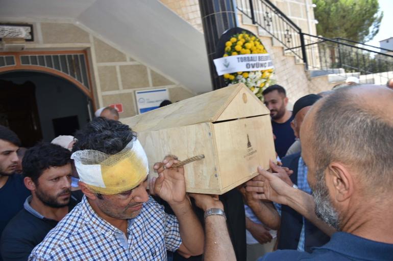 Başındaki sargıyla aynı kazada ölen kızının tabutunu omzunda taşıdı