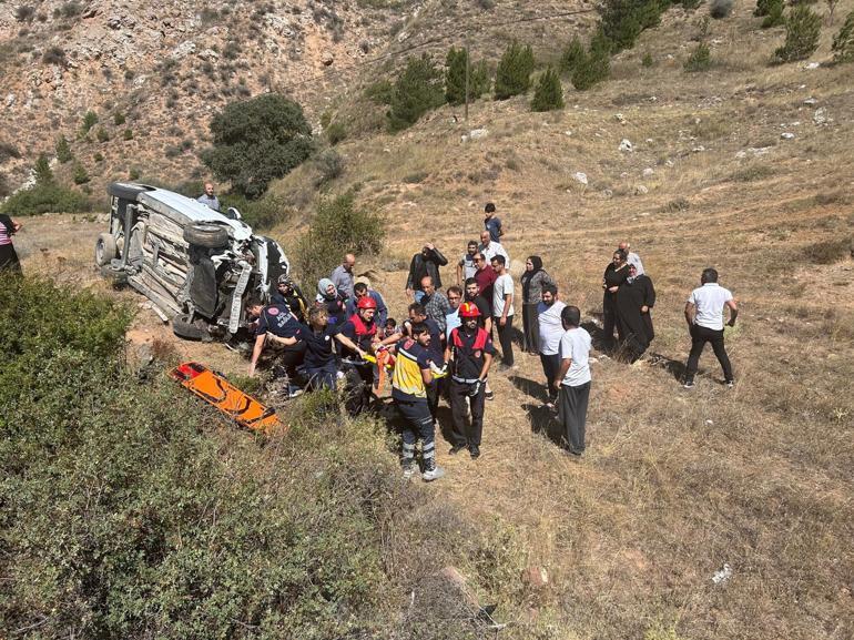 Hafif ticari araç, şarampole devrildi: 6 yaralı