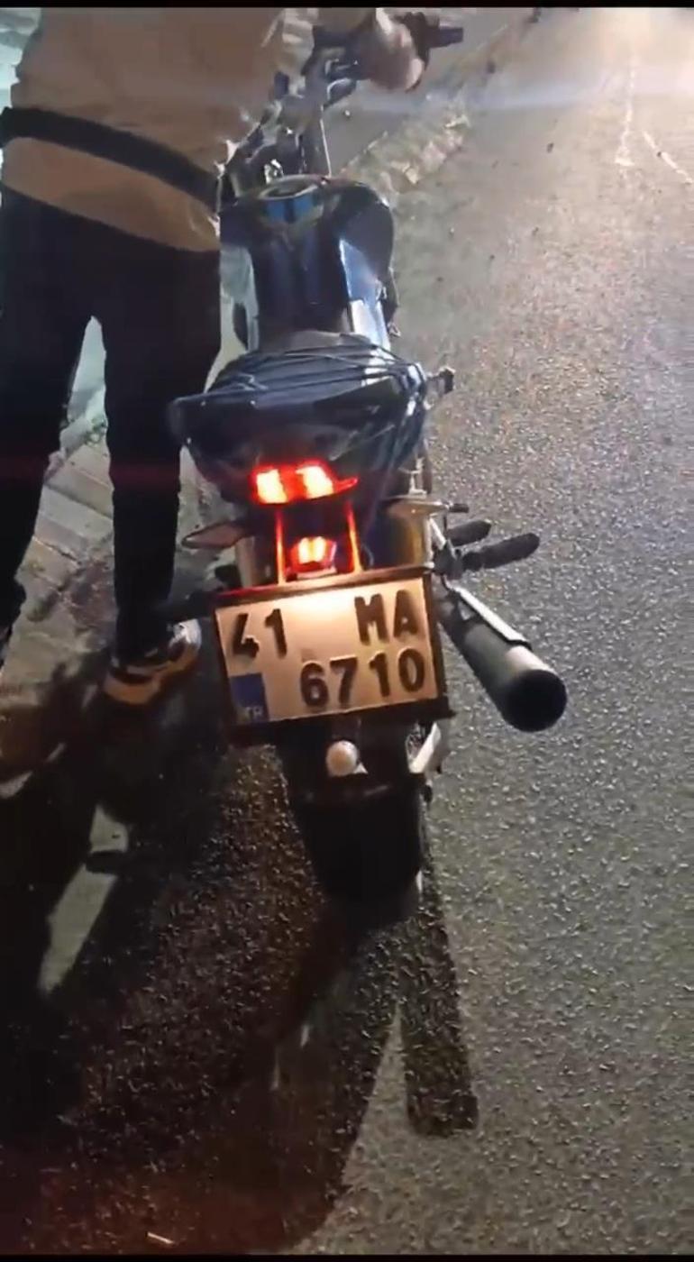 Polis, önce ceza kesti ardından abartı egzoz sesini motosikletliye dinlettirdi