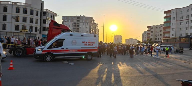 Mardin’de TIRın altında kalan kadının hayatını kaybettiği kaza anı kamerada