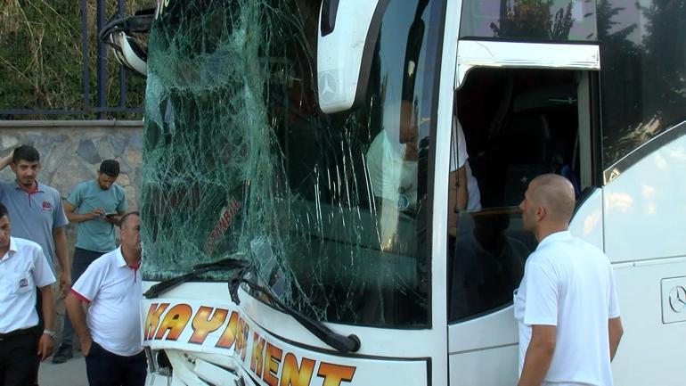 Üsküdar’da şehirlerarası yolcu otobüsü, İETT otobüsüne çarptı: 3 yaralı