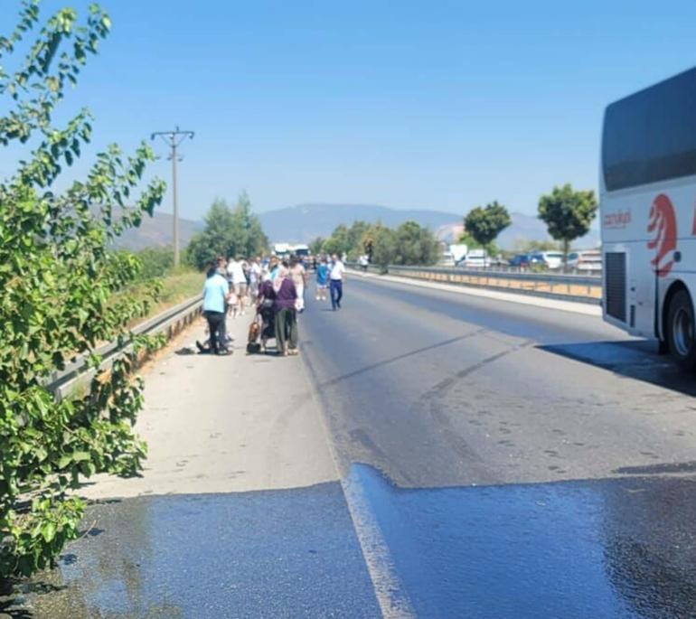 Yolcu otobüsünün iş makinesine çarptığı, 1i ağır 8 yaralının olduğu kaza kamerada