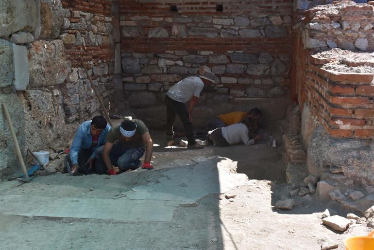 Ayasuluk Tepesi kazılarında St. Jean Kilisesinin güney haç kolunda zemin döşemeleri bulundu