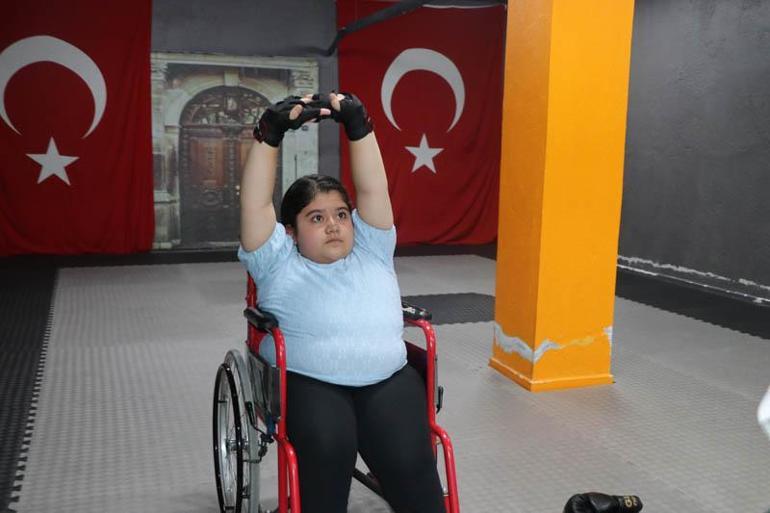 11 yılda 12 ameliyat ve 10 yara tedavisi olan Zeynep, muay thai ile hayata sarıldı