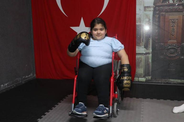 11 yılda 12 ameliyat ve 10 yara tedavisi olan Zeynep, muay thai ile hayata sarıldı